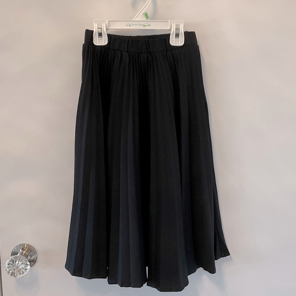 Girls black pleated skirt Size 7